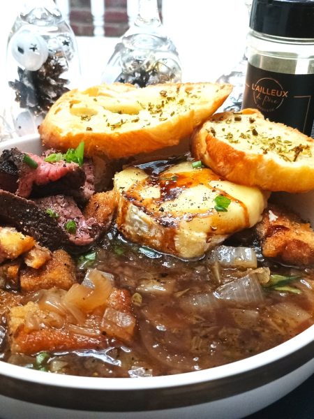 Soupe à l'oignon et son brie fondant